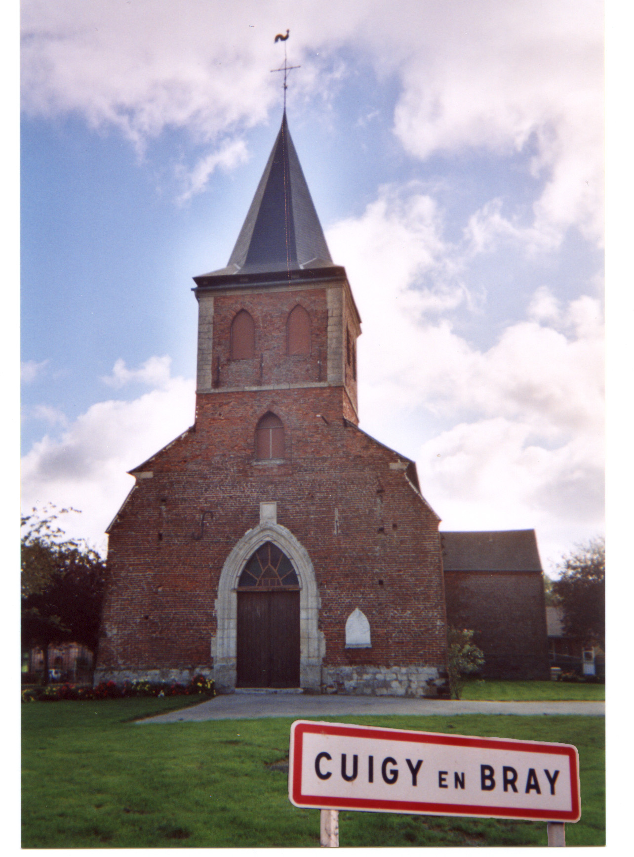 Cuigy%20en%20Bray%20église%20avec%20poteau%20copy.jpg