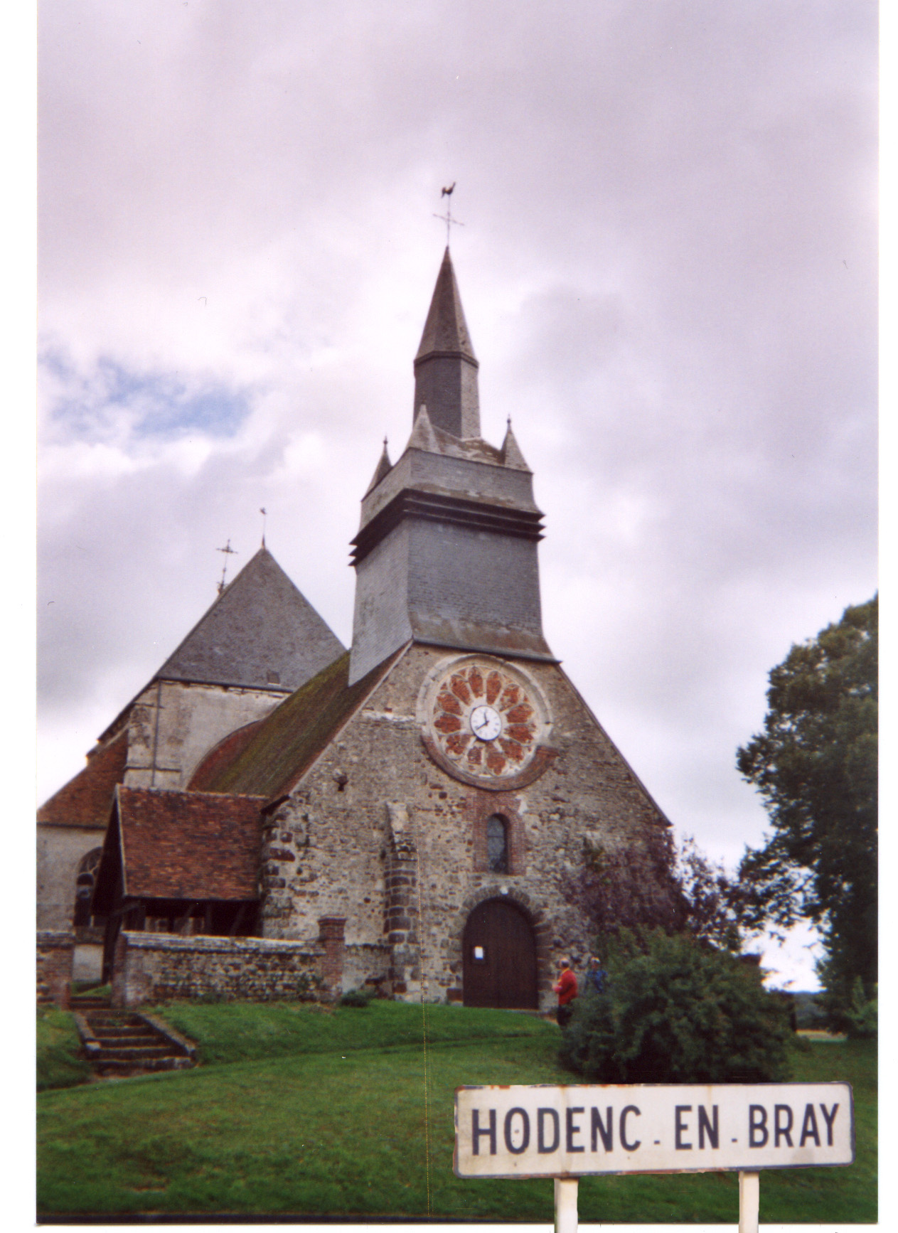 Hodenc%20en%20Bray%20église%20avec%20poteau%20copy.jpg