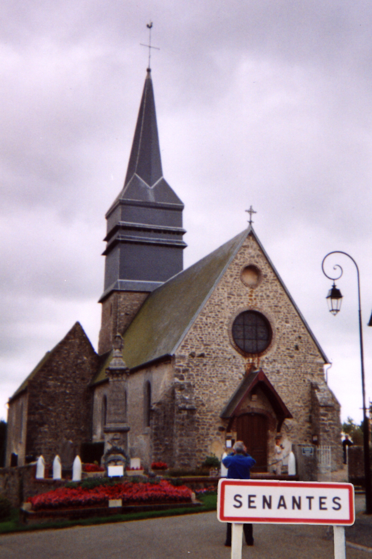 Senantes%20église%20avec%20poteau%20copy.jpg