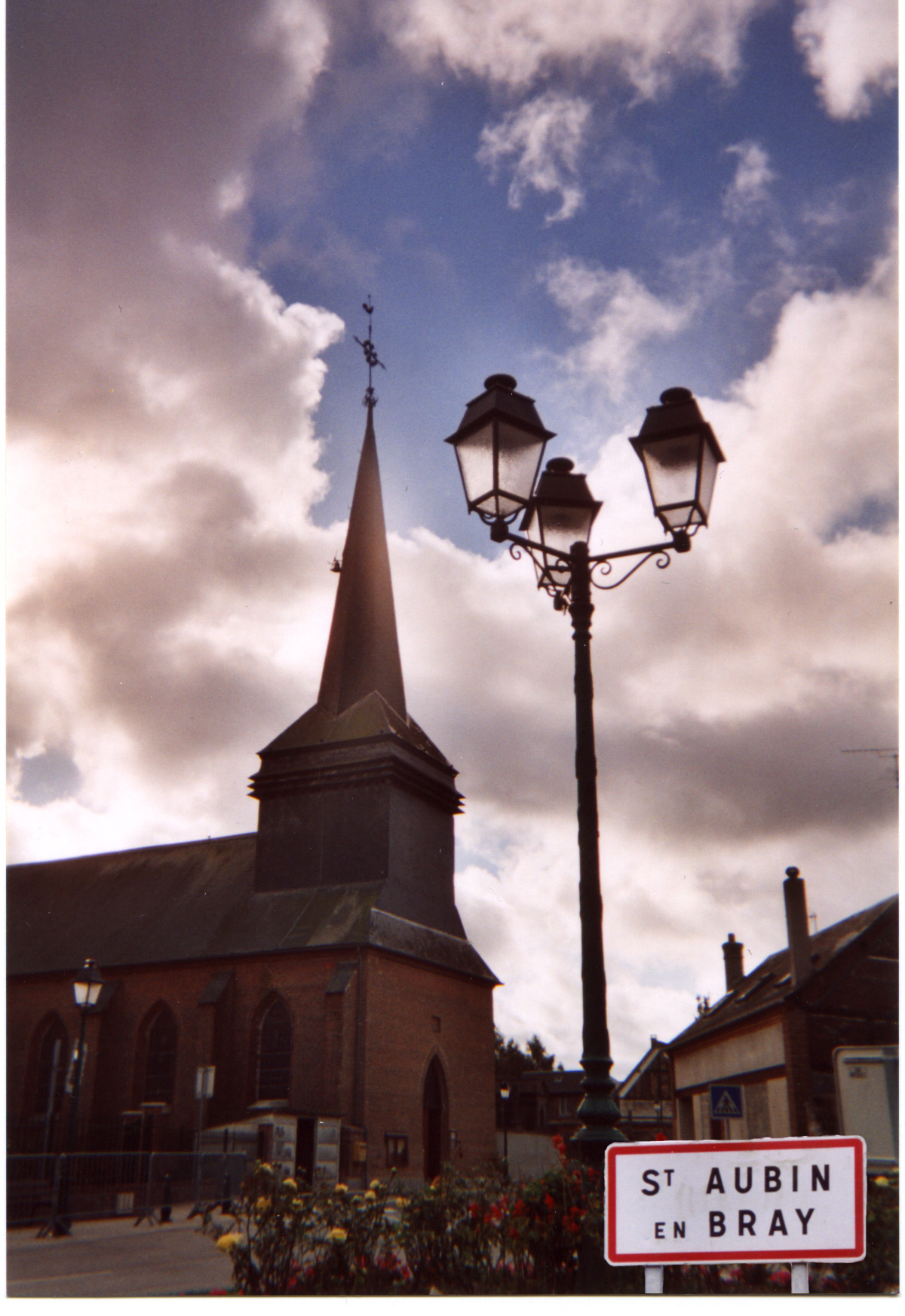 St-Aubin%20en%20Bray%20église%20avec%20poteau%20copy.jpg