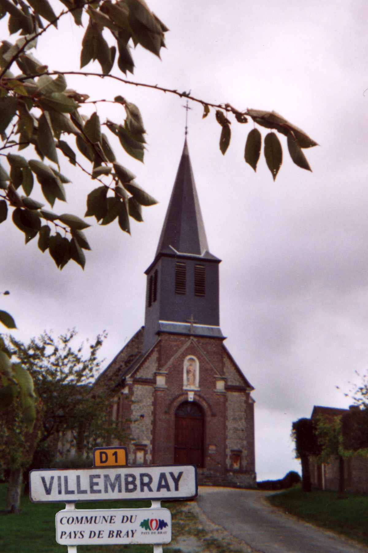 Villembray%20église%20avec%20poteau%20copy.jpg